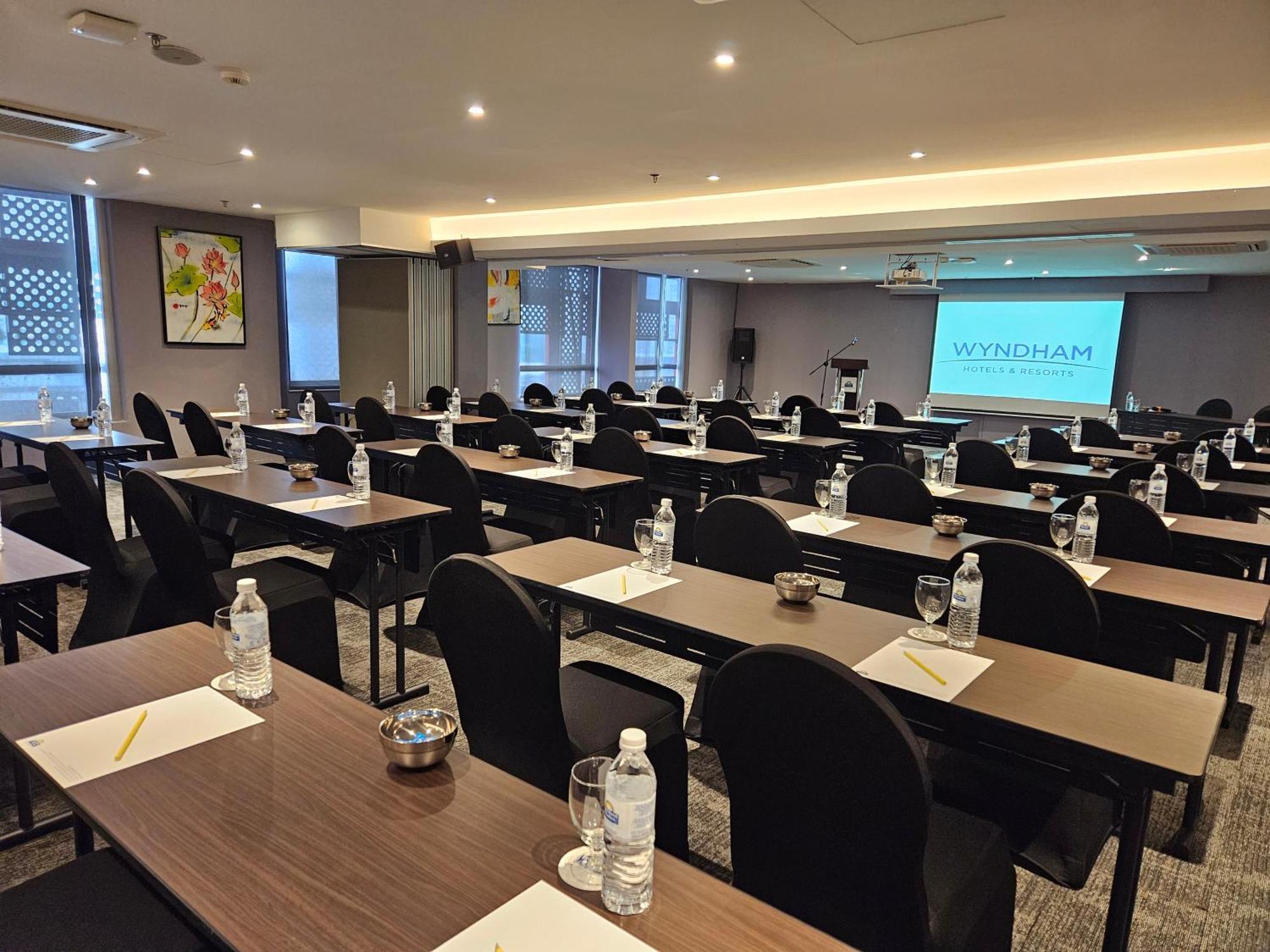 Days Hotel & Suites By Wyndham Kl - Chan Sow Lin Mrt Or Lrt Κουάλα Λουμπούρ Εξωτερικό φωτογραφία